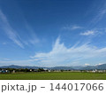 青空に広がる雲と緑の大地 144017066