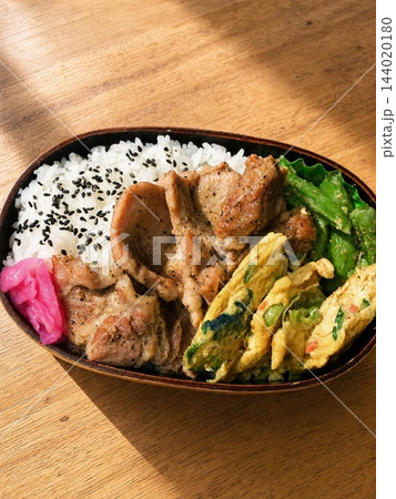 ポークソテーと卵焼きのおいしい手作り弁当 144020180