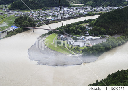 大龍寺ロープウェイから見た大雨の後の那賀川と発着所、那賀町  144020921