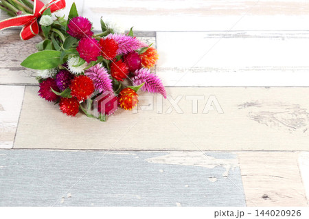 カラフルな千日紅の花束　木目背景 144020926