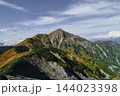高い空、色づいた山　秋の気配が始まった剱岳 144023398