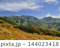 高い空、色づいた山　秋の気配が始まった立山連峰 144023418