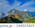 高い空、色づいた山　秋の気配が始まった剱岳 144023429
