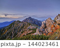 高い空、色づいた山　秋の気配が始まった剱岳 144023461