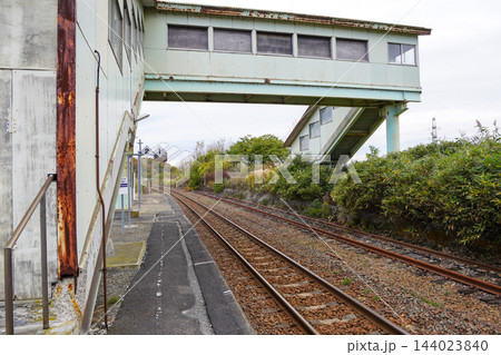 栗丘駅の使わなくなった跨線橋 144023840