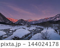 夕日を浴びて赤く輝く剱岳を早月川から臨む冬の絶景 144024178
