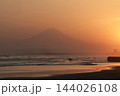 湘南鵠沼海岸  夕暮れ時の富士山のシルエット 144026108