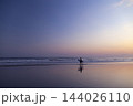 湘南鵠沼海岸  日没後の空とサーファーのシルエット 144026110