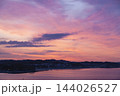 湘南江の島  展望台から見た七里ヶ浜方面の朝焼け空 144026527
