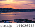 湘南江の島  展望台から見る七里ヶ浜方面の朝焼け空 144026532