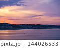 湘南江の島  展望台から見る七里ヶ浜方面の朝焼け空 144026533