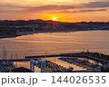 湘南江の島  七里ヶ浜方面から昇る朝日 144026535