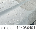 車体の塗装面に水滴が付着している様子（撥水状態） 144036404