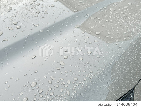 車体の塗装面に水滴が付着している様子（撥水状態） 144036404