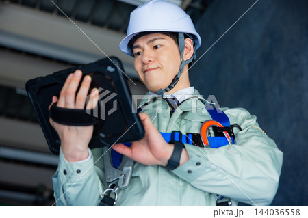 作業着の男性 作業着の男性 144036558