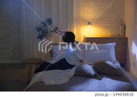 ベッドで考え事をする女性 ベッドで考え事をする女性 144036616