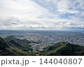 金華山から望む岐阜市街と山並み、青空と雲が広がる大パノラマ【岐阜風景写真】 144040807