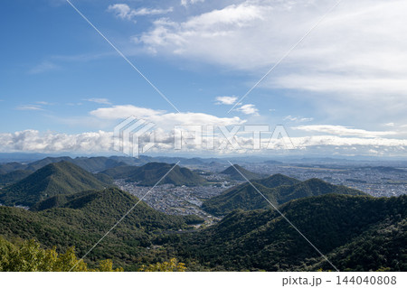 金華山から望む岐阜市街と山並み、青空と雲が広がる大パノラマ【岐阜風景写真】 金華山から望む岐阜市街と山並み、青空と雲が広がる大パノラマ【岐阜風景写真】 144040808