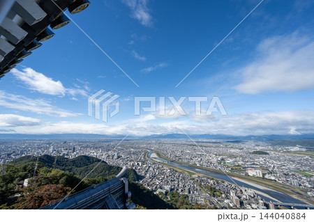 岐阜城の瓦屋根越しに長良川と岐阜市街を望む金華山からの雄大な大パノラマ【岐阜風景写真】 144040884