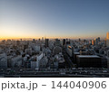 朝焼けに染まる大阪市中心部の高層ビル群と都市パノラマ【大阪朝景風景写真】 144040906