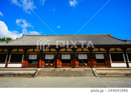 青空と唐招提寺の境内 奈良県 青空と唐招提寺の境内 奈良県 144041998