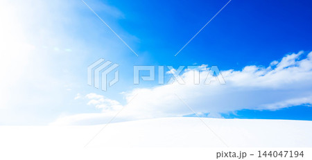 真冬の北海道美瑛町の丘の上の雪原風景と青空のシンプルな風景 144047194