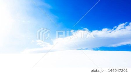 真冬の北海道美瑛町の丘の上の雪原風景と青空のシンプルな風景 144047201