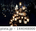 軽井沢雪景色の中に輝くクリスマスランタンとツリー 144048000