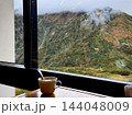 窓辺のコーヒーと立山連峰を望む絶景カフェ 144048009