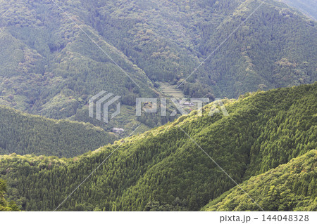 大龍寺ロープウェイからの眺め 徳島の山並み 合間に集落が見える 大龍寺ロープウェイからの眺め 徳島の山並み 合間に集落が見える 144048328