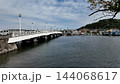 平潟湾に架かる夕照橋と野島沿岸に並ぶ舟小屋風の水上建物群 - 横浜市金沢区, 神奈川県, 日本 144068617