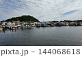 平潟湾の野島沿岸に広がるノスタルジックな舟小屋群と水上建築の景観 - 横浜市金沢区, 神奈川県, 日 144068618