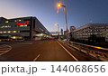 夕暮れ時の羽田空港第1ターミナル出発階アプローチ道路と車寄せの車載風景 - 大田区, 東京都, 日本 144068656