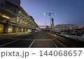 夕暮れ時の羽田空港第1ターミナル出発階アプローチ道路と車寄せの車載風景 - 大田区, 東京都, 日本 144068657