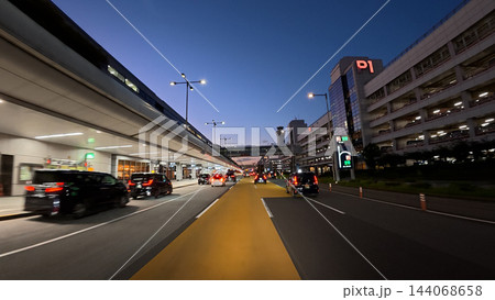 夕暮れ時の羽田空港第1ターミナル1階到着階車寄せと道路の車載風景 - 大田区, 東京都, 日本 夕暮れ時の羽田空港第1ターミナル1階到着階車寄せと道路の車載風景 - 大田区, 東京都, 日本 144068658