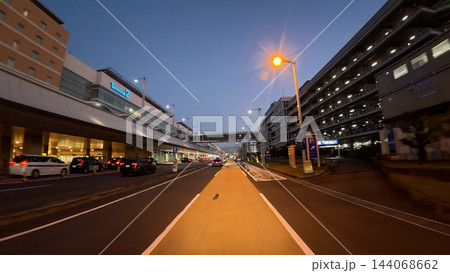 夕暮れ時の羽田空港第2ターミナル1階到着階車寄せと道路の車載風景 - 大田区, 東京都, 日本 144068662