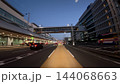 夕暮れ時の羽田空港第2ターミナル1階到着階車寄せと道路の車載風景 - 大田区, 東京都, 日本 144068663