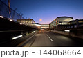 夕暮れから夜へと移り変わる羽田空港第3ターミナルビルとアプローチ道路の車載風景 - 大田区, 東京都 144068664