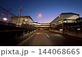 夕暮れから夜へと移り変わる羽田空港第3ターミナルビルとアプローチ道路の車載風景 - 大田区, 東京都 144068665