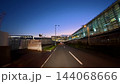 夕暮れから夜へと移り変わる羽田空港第3ターミナルビルとアプローチ道路の車載風景 - 大田区, 東京都 144068666