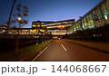 夕暮れから夜へと移り変わる羽田空港第3ターミナルビルとアプローチ道路の車載風景 - 大田区, 東京都 144068667