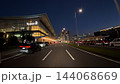 夜の羽田空港第3ターミナルへと続く直線のアクセス道路とライトアップされた景観 - 大田区, 東京都, 144068669
