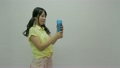マイボトルで飲む女性 7980372