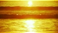日落沉入地平線和反射水面 9693286