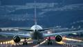 飛行機　離陸するジェット機 薄暮 9820995