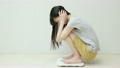 体重計に乗る女性 9994962