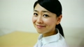 若い日本人女性　カフェ　スライド 12095652