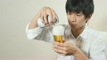 缶ビールをグラスに注ぐ男性 18917758