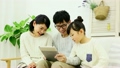タブレットを使う親子 20561834