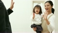 ライフスタイル　パパを見送る女の子とママ 21342142